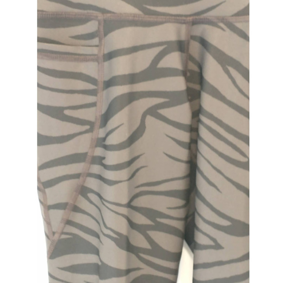 Old Navy Active Elevate Leggings. Women's XS High Rise. Gray Tiger Stripe. - Picture 3 of 8